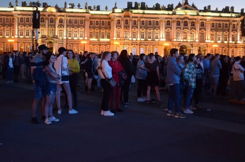 В ночь с 27 на 28 июня в Санкт-Петербурге пройдёт «Алые паруса» для примерно 66 тысяч выпускников. Одновременно объявлены расширение образовательных программ и дополнительные бюджетные места; в Смоленске запланированы мероприятия ко Дню молодёжи.