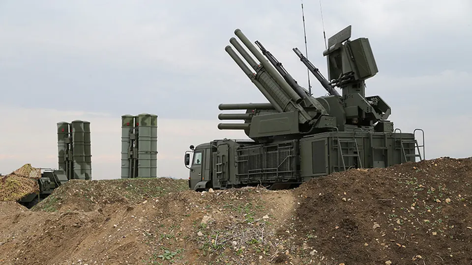 Военные применяют наземные комплексы, способные глушить сигнал спутниковой связи на площади до 20 кв. км. Российские власти ужесточили ограничения на ввоз оборудования для иностранных спутниковых сетей и развивают собственные аналоги.
