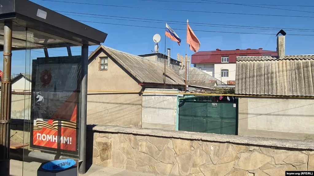 По сообщению российских властей, в результате атак беспилотников в Симферополе и других населённых пунктах зафиксированы погибшие, раненые и повреждения. Минобороны заявило о 272 сбитых дронах. Комментариев украинской стороны пока нет.