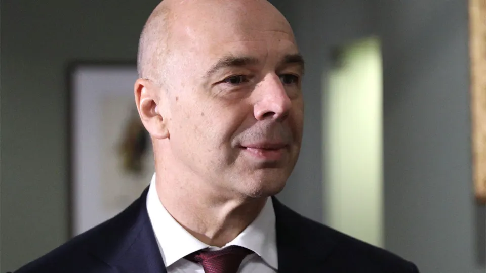 Минфин заявил, что бюджетного фонда не планируется: предприятия топливно‑энергетического комплекса должны самостоятельно закупать средства защиты, затраты можно включать в себестоимость. Между тем атаки беспилотников сократили переработку и повысили цены на топливо.