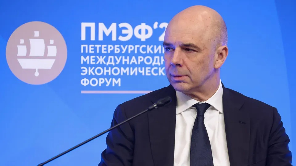 По оценке Счетной палаты, доходы федерального бюджета по итогам года могут оказаться ниже плана на 2,1 трлн руб.; основная причина — просадка нефтегазовых поступлений на фоне падения цен на нефть и укрепления рубля.