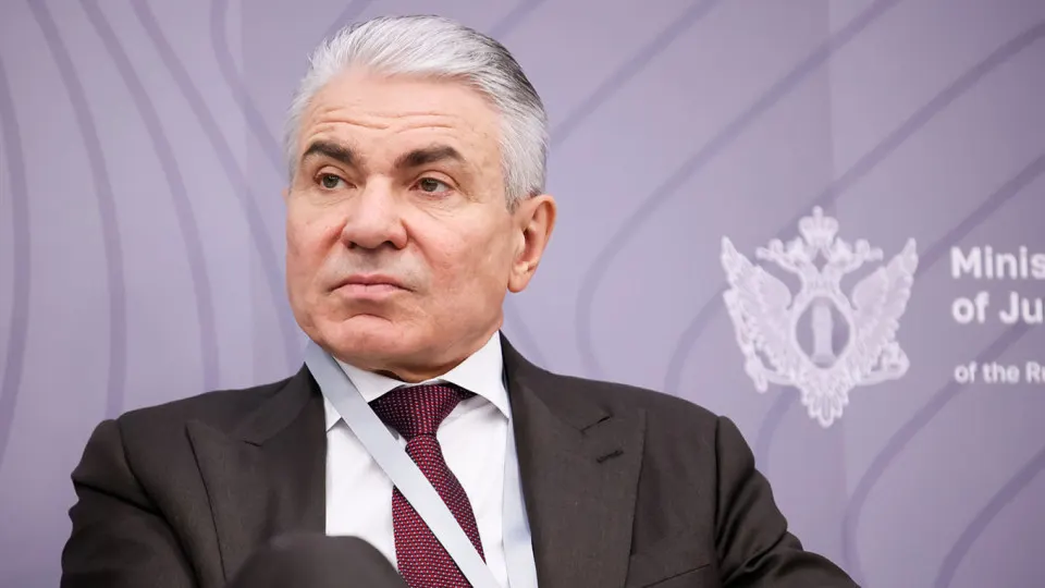 Заместитель министра юстиции заявил, что крупные разработчики искусственного интеллекта должны внедрить меры, предотвращающие угрозы суверенитету и имитирование действий «иностранных агентов», и предложил закрепить ответственность за нарушения.