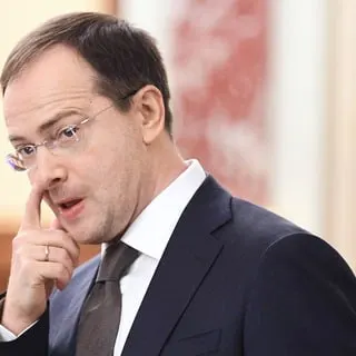 Помощник президента Владимир Мединский предложил ввести распределение и трудовые контракты для выпускников, обучавшихся на бюджете, что критики называют возвращением к административным методам управления кадрами.