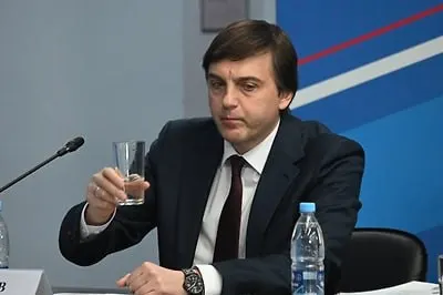 Ведомство утвердило перечень внеклассной литературы на летние каникулы, в который вошли современные и патриотические произведения о подвигах современных защитников Отечества.