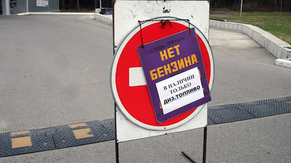 С вечера 2–3 июня отпуск бензина в Севастополе временно осуществляется только для оперативных служб; ограничения связаны с серией ударов по нефтеперерабатывающей инфраструктуре и перебоями в логистике, из‑за чего талоны и лимиты вводят в Крыму и ряде регионов России.