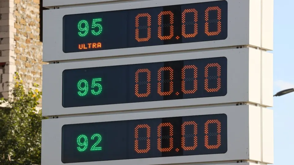 За неделю с 16 по 22 июня бензин подорожал в среднем на 3% — крупнейший недельный рост за 20 лет. Производство топлива сократилось после ударов по НПЗ, дефицит охватил более 60 регионов.