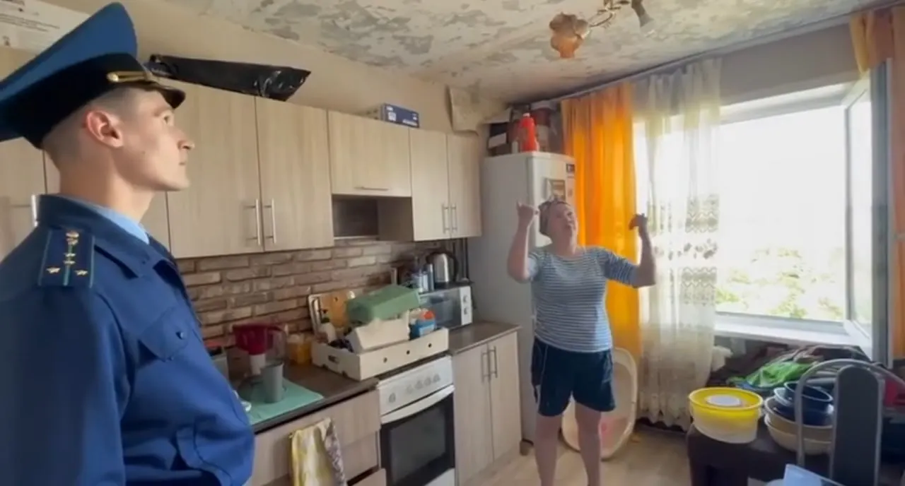 В доме в посёлке Садовый Кетовского округа из‑за дырявой кровли постоянно текло, возникла аварийная электропроводка. Жильцам предложили временное размещение, а прокуратура начала проверку работы управляющей компании и действий властей.