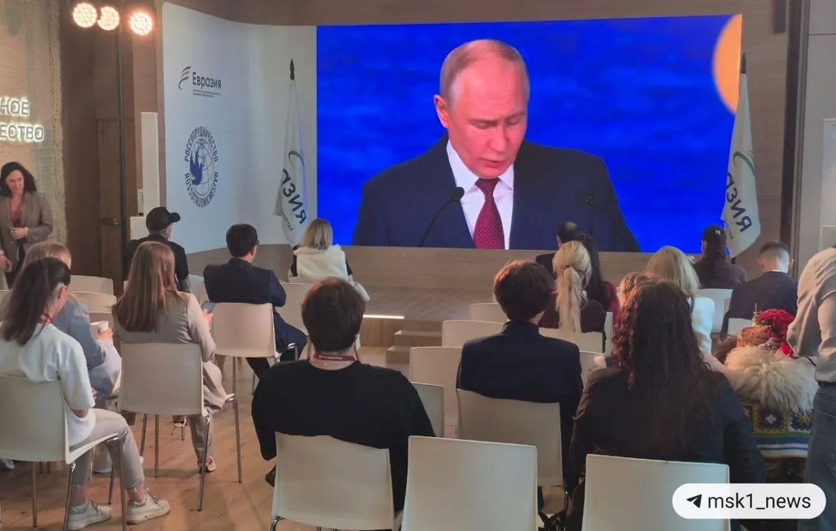 Президент отметил переход к многополярной модели, усиливающуюся роль БРИКС в росте мирового ВВП и ослабление западной доминирующей роли в торговле; также указал на влияние хищения международных резервов России на доллар и евро.