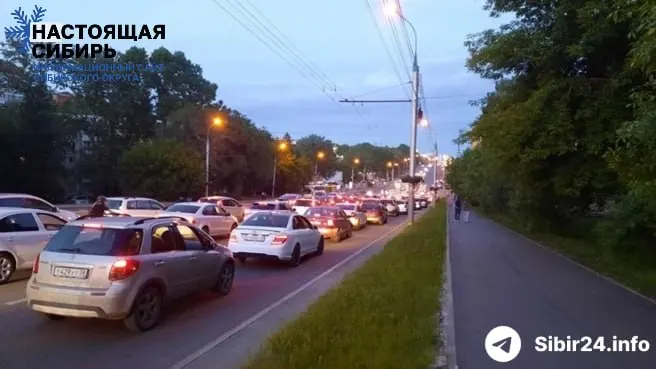 Жёсткие лимиты и закрытие розничных заправок вызвали многокилометровые очереди в Иркутске: водители проводят в очередях по несколько часов, пассажирский транспорт остаётся на грани остановки.
