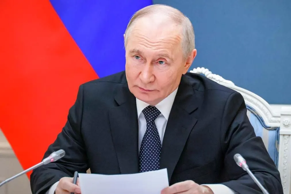 Указ, дополняющий постановление от марта 2022 года, разрешает временно не исполнять обязательства по банковским вкладам иностранцев из «недружественных» стран. Мера вступила в силу 1 июня 2026 года.