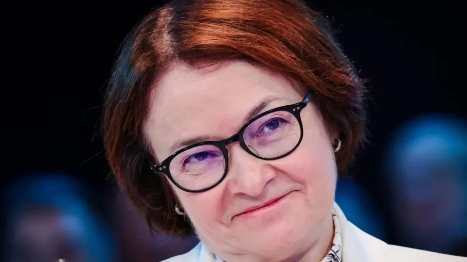 Отсутствие главы Центробанка на ключевых июньских событиях породило слухи о её статусе. Её появление 19 июня на пресс‑конференции важно не столько как персоналия, сколько как индикатор будущей денежно‑кредитной политики на фоне изменений в бюджетном правиле и нарастающих военных трат.