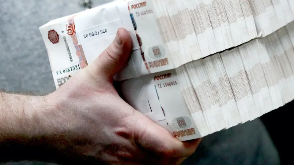 Банки и Центробанк фиксируют отток средств в «кэш»: в обращении уже около 20 трлн рублей. За апрель из банковской системы вышло 600 млрд руб., с мая 2025 года — порядка 2,5 трлн. ЦБ ужесточил контроль за операциями с наличными.