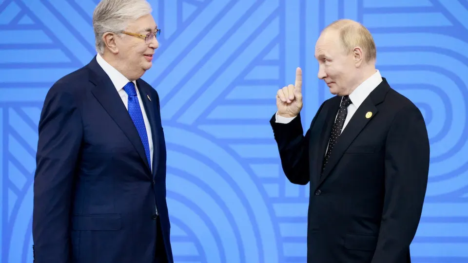 Власти и компании обмениваются предложениями по поставкам бензина из Казахстана — в том числе на условиях процессинга и в рамках товарного обмена на авиакеросин. Снижение производства внутри страны и ремонтный простой на казахском НПЗ усиливают напряжение на рынке.