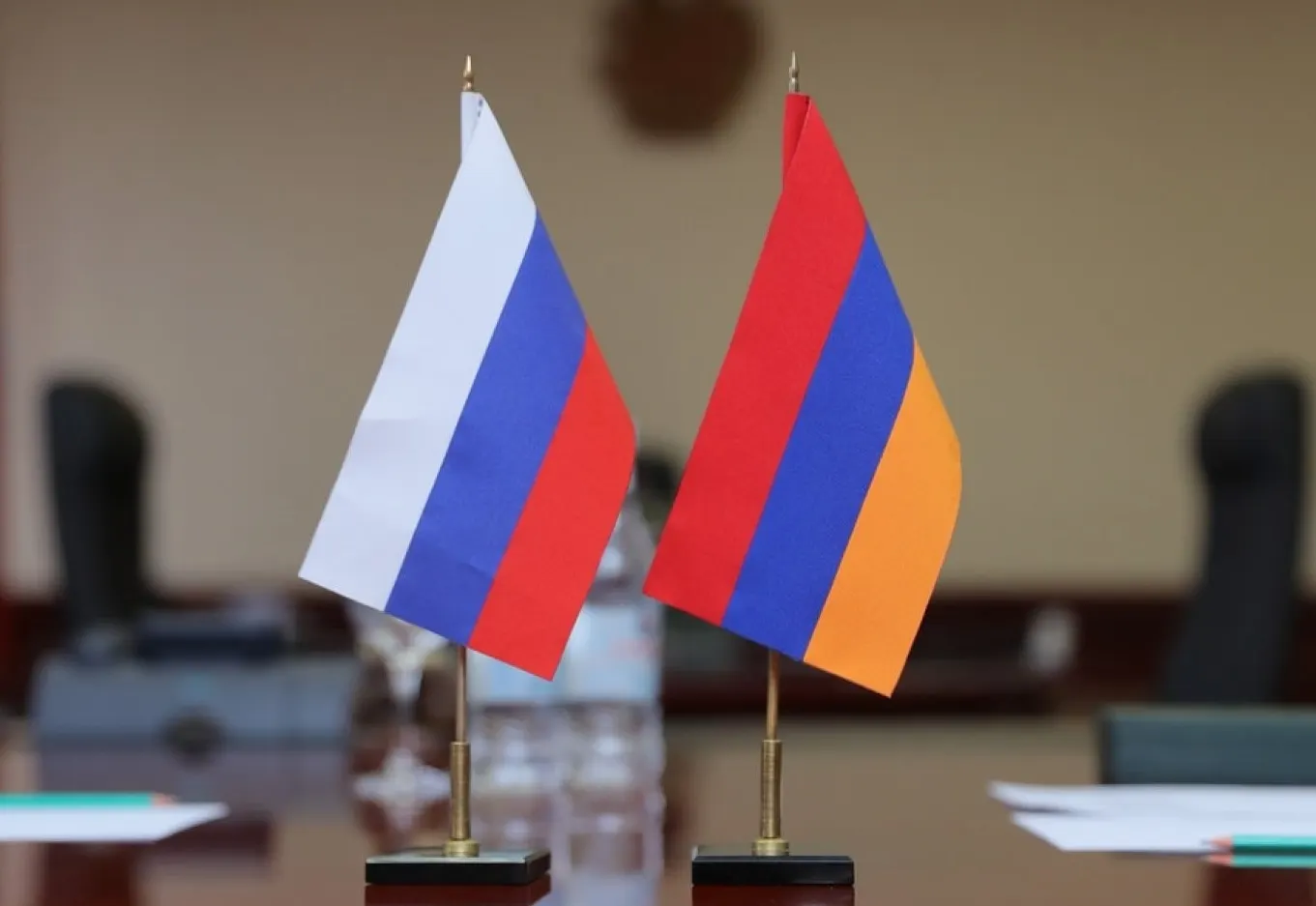 Вице‑премьер заявил, что дальнейшая поддержка Армении в рамках ЕАЭС будет зависеть от итогов голосования; Еврокомиссия пообещала экономическую помощь.
