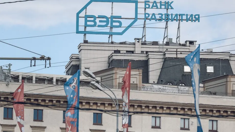 Государственный банк объявил о планах уменьшить бюджет и сократить 15% сотрудников в рамках приведения расходов к параметрам бюджетирования 2027 года; сокращения затронут и дочерние структуры.