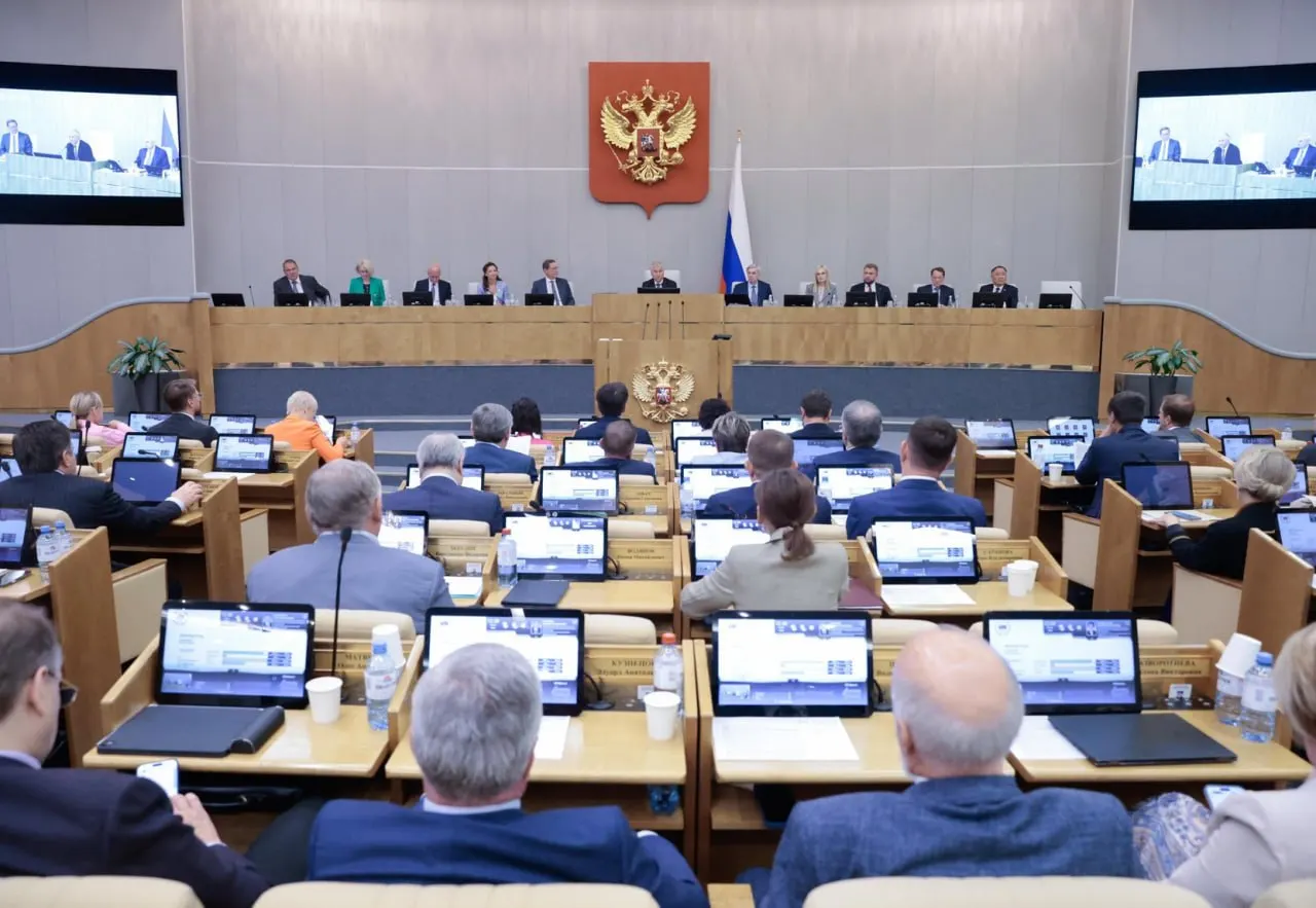 Анализ данных системы обеспечения законодательной деятельности показывает: Госдума одобряет 84% правительственных и 99% президентских законопроектов, тогда как «проходимость» депутатских инициатив составляет около 25%.