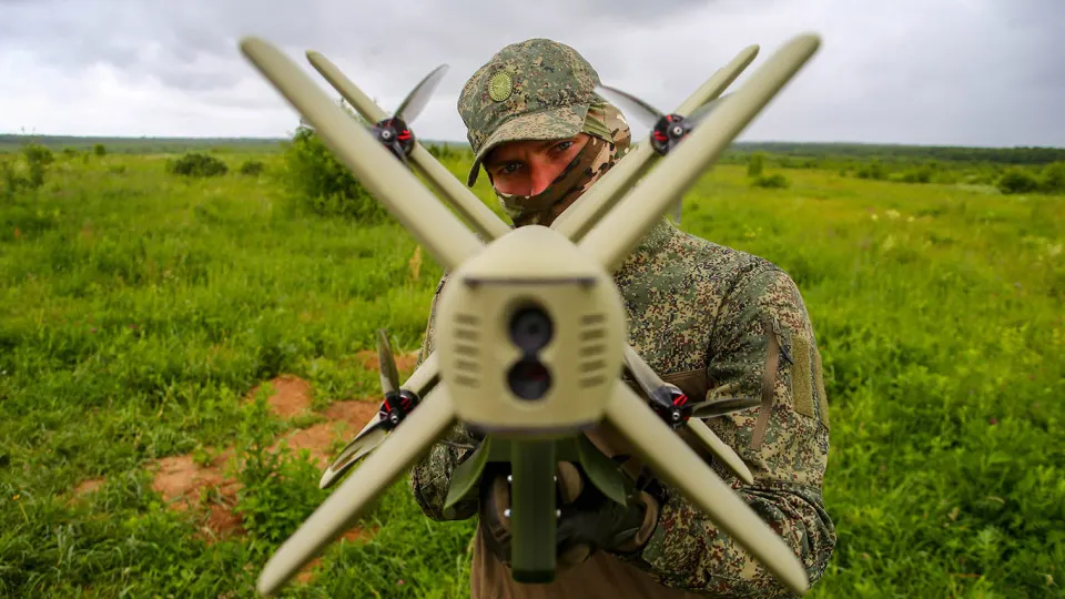 Минобороны объявило о формировании специализированных резервных отрядов FPV-дрона-перехватчиков и расширении противодействия беспилотникам по всей стране.