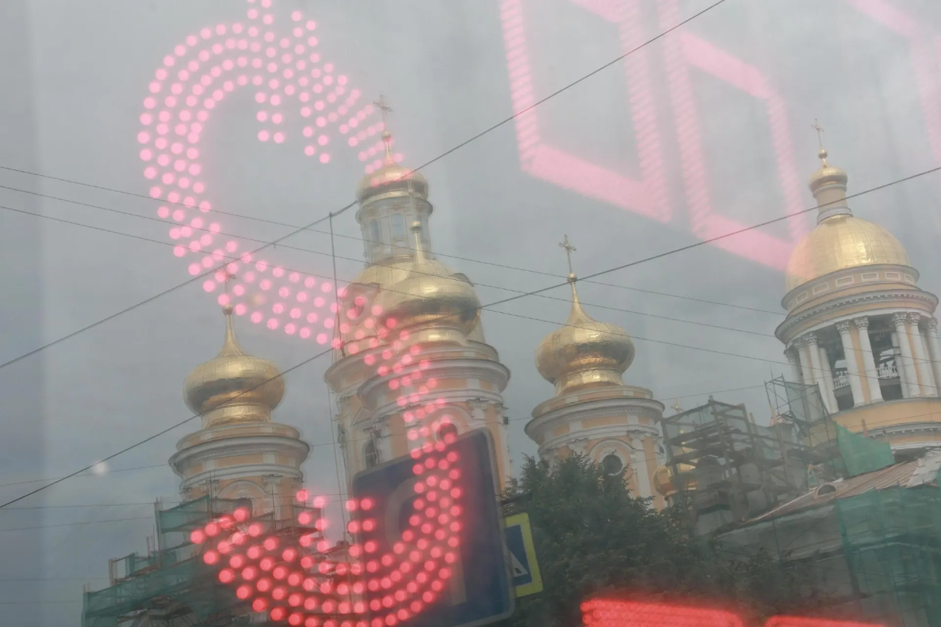 Эксперты объясняют, как дефицит валюты влияет на курс рубля и какие сценарии возможны в ближайшее время.