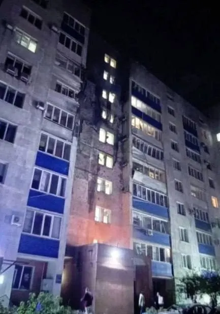 Минобороны заявило об отражении массированных атак дронов; повреждён порт Усть-Луга и жилой дом в Новокуйбышевске, пострадали объекты инфраструктуры в нескольких регионах. В Ленинградской области проведена ликвидация угроз; продолжаются работы экстренных служб.