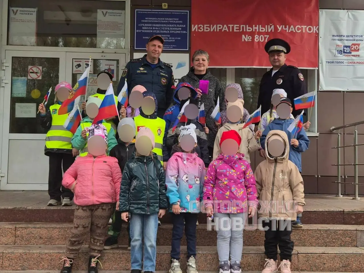 Сообщения из регионов описывают ситуации, когда малыши сопровождаются на участки, создаются урны и бюллетени, а педагоги могут находиться под контролем начальства.