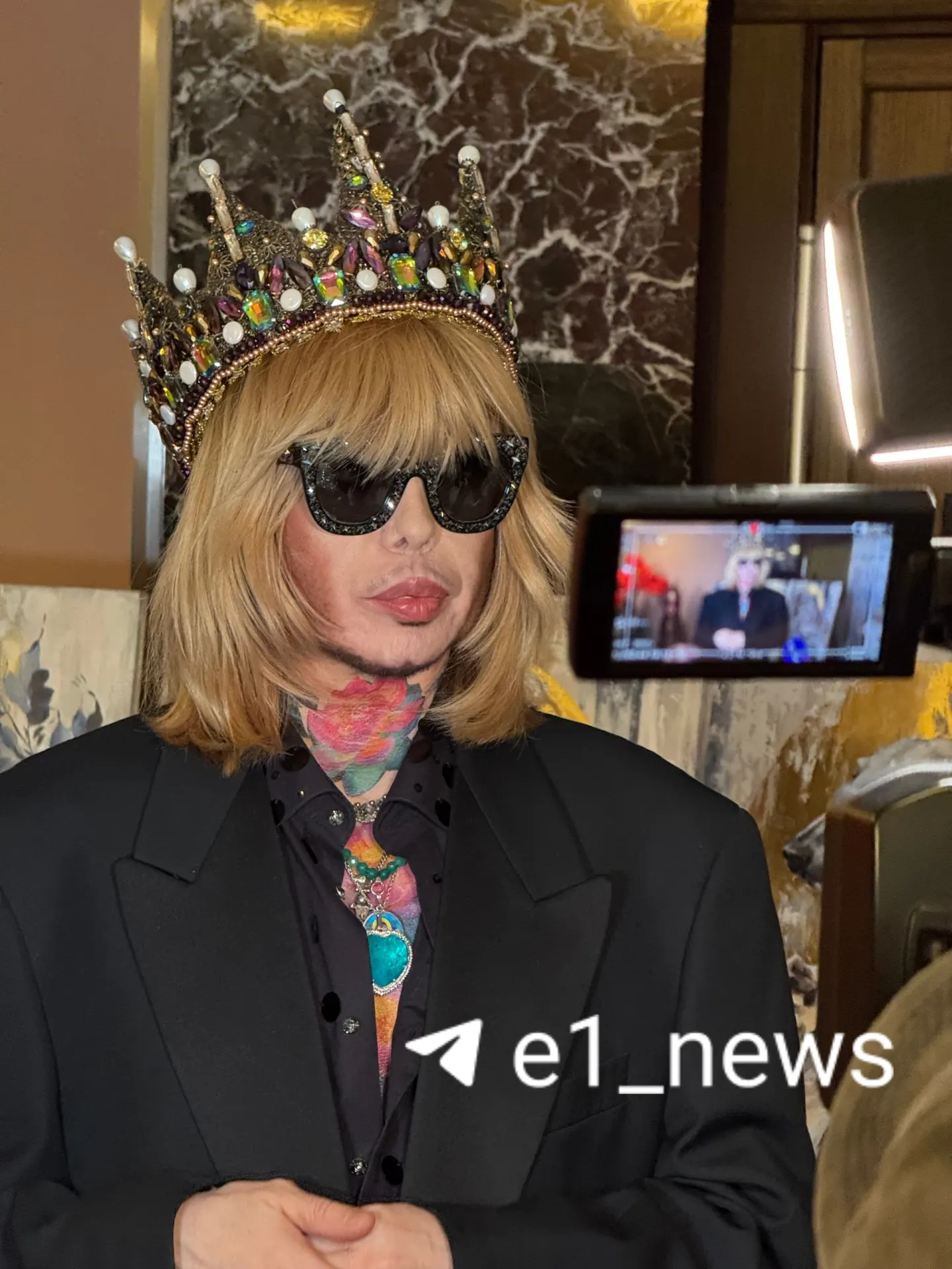 Фестиваль отечественной моды собрал дизайнеров со всей страны: на подиуме выступил Сергей Зверев, участники получили дипломы, а организаторы подчеркнули приоритет отечественного производства.