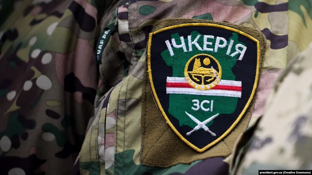 Российский Росфинмониторинг включил «Чеченскую Республику Ичкерию» и её зарубежные подразделения в список террористов и экстремистов после решения суда в Грозном, а её нынешнему лидеру Ахмеду Закаеву в России вменяют создание террористического сообщества и участие в боевых действиях на стороне Украины.