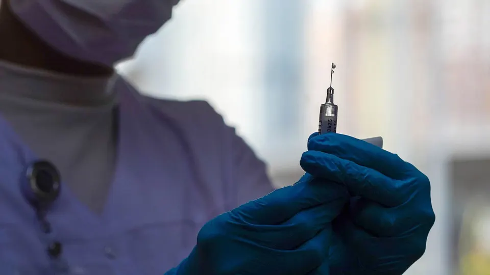 Российские ученые приступили к созданию генотерапевтического препарата, призванного блокировать ключевой ген, запускающий старение клеток. Власти связывают проект с национальной программой по внедрению новых медицинских технологий для продления активной жизни.