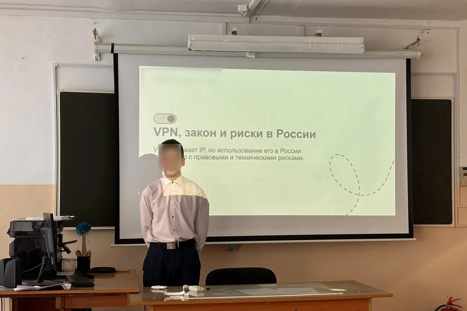Учебные заведения в разных регионах России начали проводить специальные уроки по цифровой безопасности, где школьникам рассказывают о рисках использования VPN‑сервисов, возможной утечке персональных данных и юридических последствиях онлайн-активности.