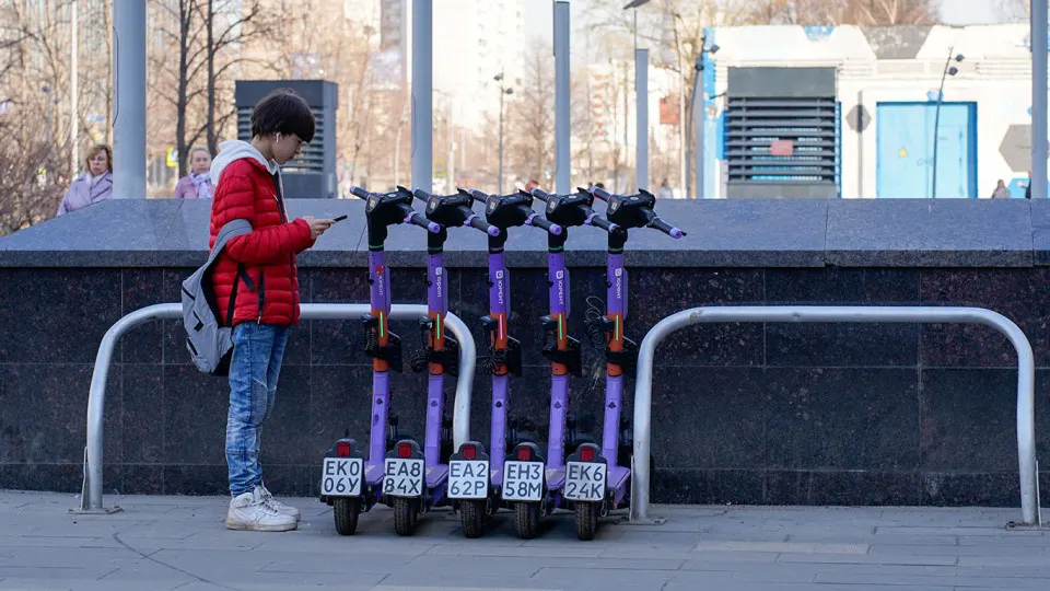 Столичный автодорожный вуз предложил разрешить аренду электросамокатов только через государственный мессенджер Max и использовать его для контроля как кикшеринга, так и частных владельцев СИМ.