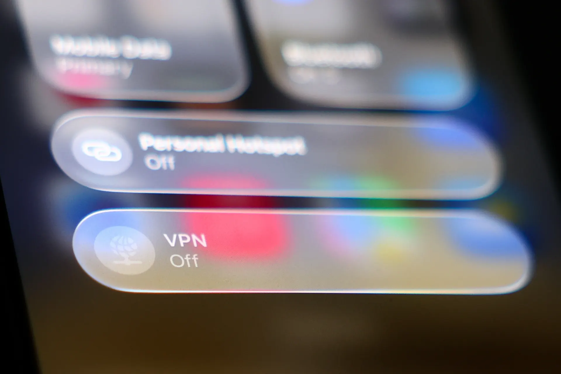 После требований о блокировке доступа через VPN часть пользователей сообщают о восстановлении доступа к маркетплейсам и сервисам при включённом VPN, тогда как другие по‑прежнему не могут войти.