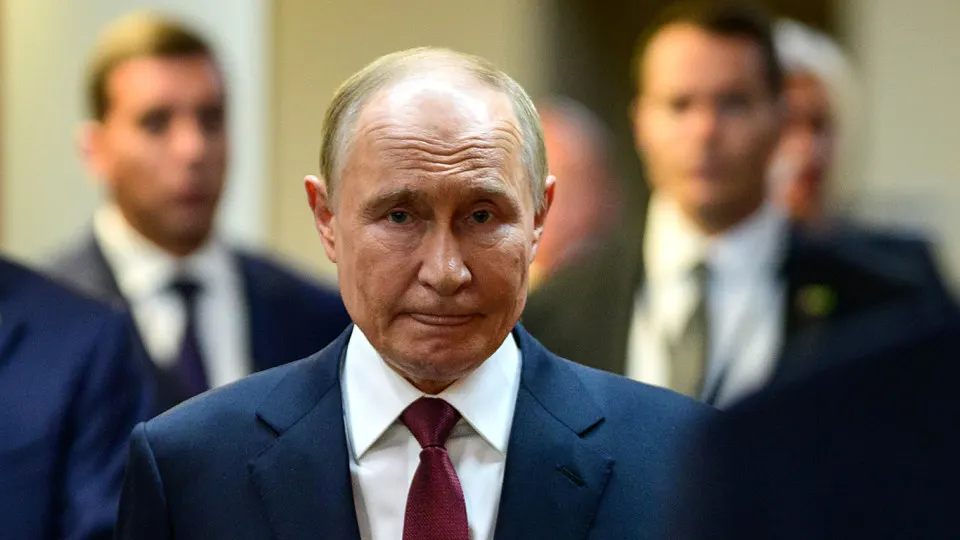 Социологи фиксируют продолжительное падение одобрения Владимира Путина: показатель снижается с начала года и достиг минимальных значений с 2018 года на фоне ограничений интернета и экономической стагнации.