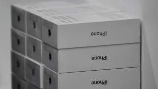 Российские продавцы электроники столкнулись с избытком смартфонов Apple и Samsung: складские запасы выросли, а спрос на дорогие гаджеты упал, что привело к существенным скидкам и снижению цен.