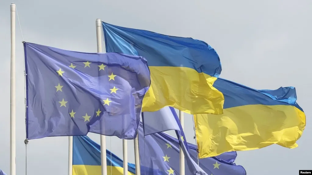 Европейский союз официально согласовал выделение Украине кредита на 90 миллиардов евро и одобрил двадцатый пакет санкций против России, заявив о намерении одновременно усиливать поддержку Киева и давление на Москву.