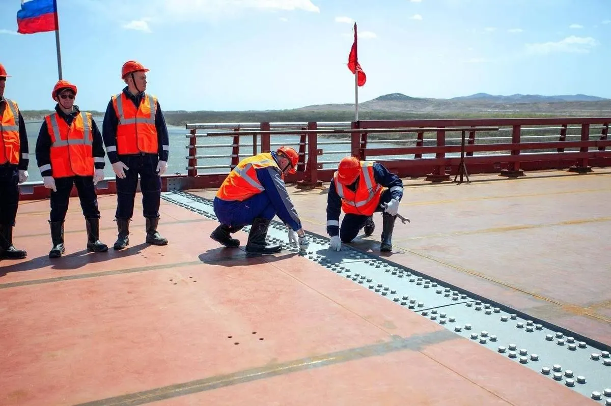 К 2026 году на границе России и КНДР заработает первый прямой автомобильный мост через реку Туманная. Переход длиной около пяти километров должен усилить торговлю, улучшить логистику и придать импульс развитию приграничных территорий.