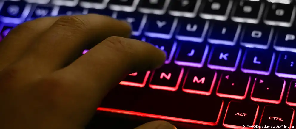 Минцифры разрабатывает меры по взиманию платы за международный трафик — под это предложение подпадают и VPN‑сервисы, используемые для доступа к заблокированным ресурсам. Сборы прежде всего планируют ввести для мобильных сетей.