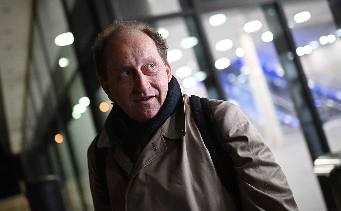 Российское внешнеполитическое ведомство направило решительный протест послу ФРГ после встречи депутата бундестага с Ахмедом Закаевым. Ранее в Чечне «ЧРИ» была объявлена террористической организацией.