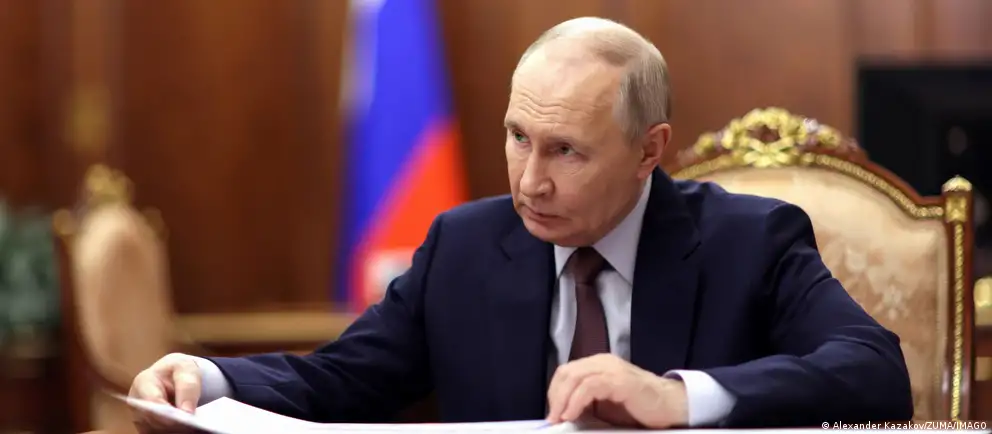 Президент России подписал закон, который исключает из антикоррупционного контроля сделки чиновников и членов их семей, совершенные до госназначения и регистрации брака, а также вводит новый порядок декларирования семейного дохода.