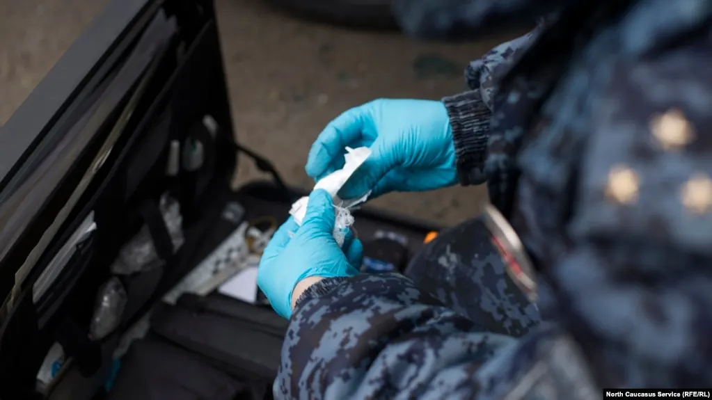 Кабинет министров готов поддержать разработанные Верховным судом поправки об альтернативных мерах наказания и принудительном лечении для части осужденных по делам о наркотиках, если из проекта исключат норму о снижении максимальных сроков лишения свободы за хранение в крупном и особо крупном размере.