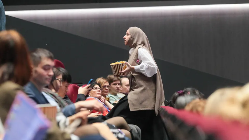 Ассоциация владельцев кинотеатров и дистрибьюторы предлагают с 30 апреля по 11 мая показывать в российских кинотеатрах только фильмы с официальными правами и прокатными удостоверениями, отдав приоритет отечественным релизам.