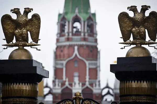 В ряде фильмов на российских стримингах появились уведомления о том, что из картин удалены или скрыты фрагменты — платформы заявляют, что маркировку делают правообладатели. Усиление самоцензуры связывают с недавними законодательными изменениями.