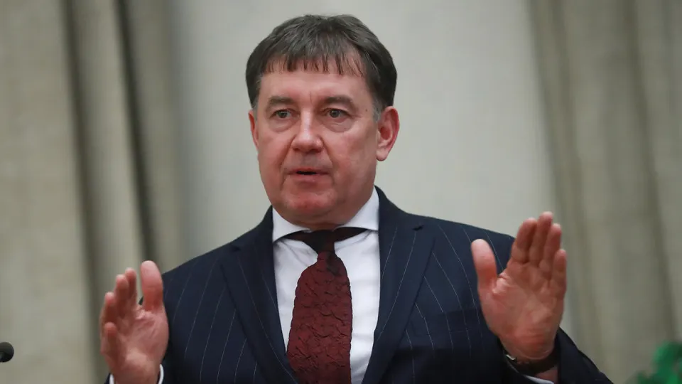 Мосгорсуд подтвердил решение о национализации более 100 объектов недвижимости и сети отелей Marton, связанных с бывшим председателем Совета судей России Виктором Момотовым. Генпрокуратура заявила о его связях с криминальными авторитетами, уклонении от налогов и использовании служебного положения для защиты коррупционных активов.