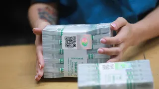 За одну неделю объем наличных в обращении в России вырос почти на 240 млрд рублей на фоне проблем с мобильным интернетом, блокировок карт и планов по ужесточению контроля за банковскими переводами.