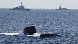 Правительство Японии существенно ослабило послевоенные ограничения на экспорт вооружений, разрешив продажу летального оружия за рубеж при ряде условий. Это открывает Токио путь на глобальный рынок вооружений и может затронуть, в исключительном порядке, и поставки Украине.