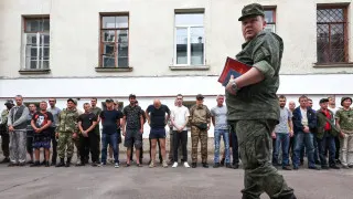 Минобороны подготовило поправки, позволяющие проверять военнослужащих на употребление алкоголя непосредственно в воинских частях с помощью экспресс-средств, без обязательной доставки в медучреждения. Инициатива связана с трудностями транспортировки военных в условиях боевых действий и сообщениями о наборе в армию людей с алкогольной зависимостью.