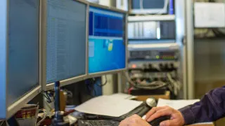 Минцифры предложило ввести административные штрафы для ведомств и госкомпаний, которые не успеют перейти на отечественное программное обеспечение и доверенные программно‑аппаратные комплексы на объектах критической инфраструктуры к 2030 году.