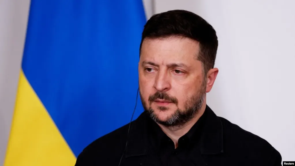 Президент Украины считает, что предложение о прекращении огня во время празднования Дня Победы может преследовать цель обеспечить безопасность парада в России; при этом он поддерживает согласования, которые защищают гражданских и способствуют обмену пленными.