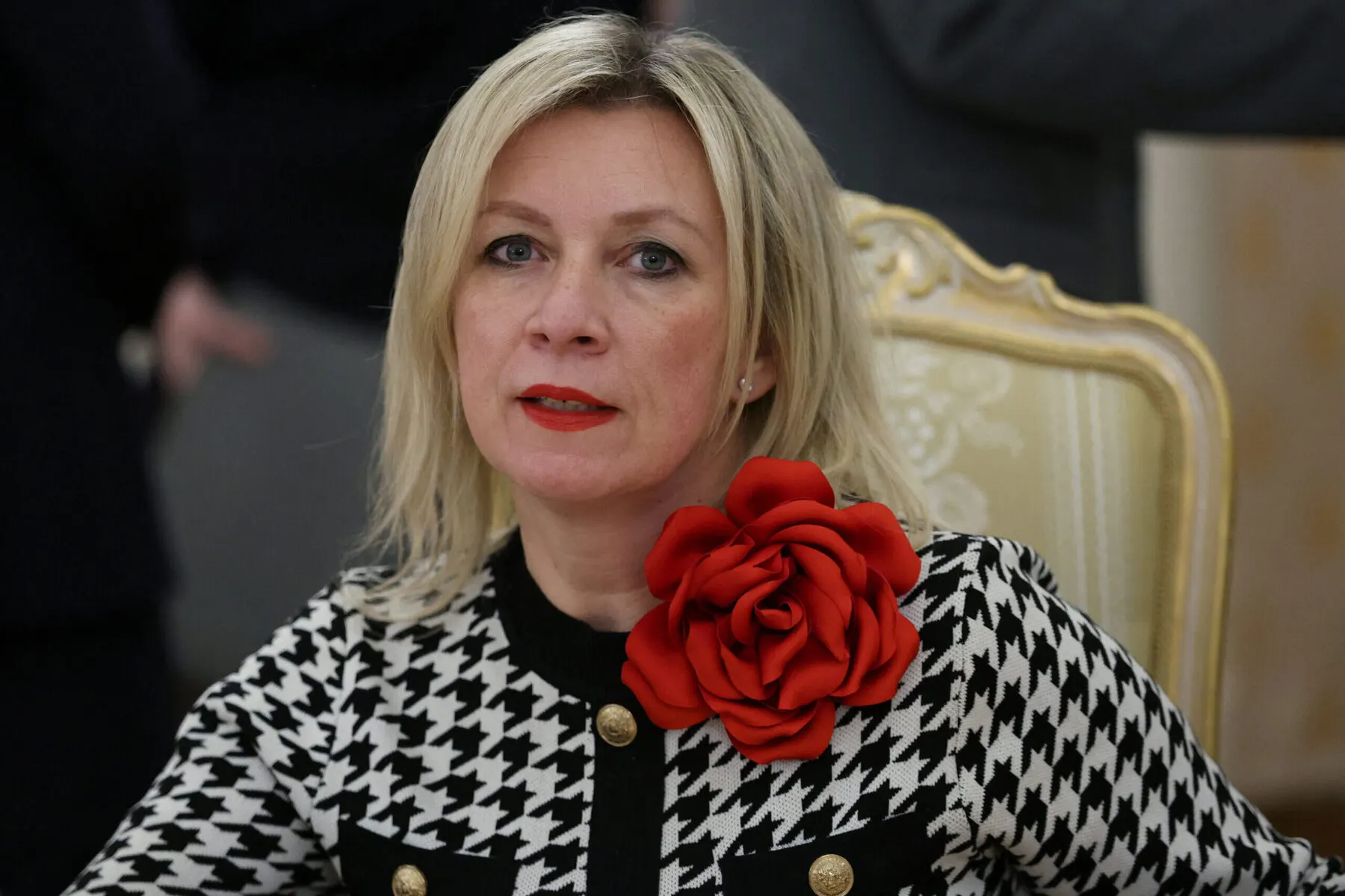 Официальный представитель МИД России на международном форуме о традиционных ценностях сослалась на «первоисточники» — Лихачёва, Лотмана и Бахтина, однако часть приведённых ею высказываний не обнаружена в работах этих авторов и напоминает обобщённые формулировки, характерные для текстов, созданных нейросетями.