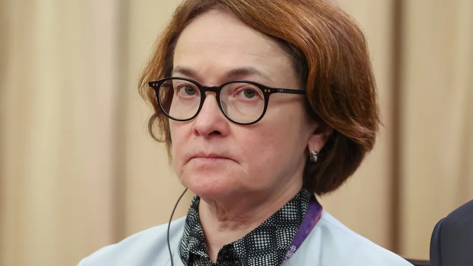 Центробанк объяснил замедление экономики в первом квартале 2026 года сочетанием налоговых изменений, сокращения числа рабочих дней и неблагоприятной погоды на фоне снижения ключевой ставки и сдержанного потребительского спроса.