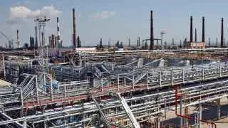 Атаки беспилотников привели к остановке переработки нефти на Туапсинском, Новокуйбышевском, Саратовском, Киришском и нижегородском НПЗ, что затронуло значимые мощности производства бензина и дизтоплива.