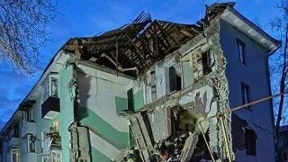 В Сызрани украинский беспилотник попал в четырехэтажный жилой дом, частично обрушив подъезд. Спасатели извлекли из-под завалов 11 человек, среди них двое детей. Налёт дронов продолжился, удары пришлись также по другой многоэтажке и ряду регионов России.